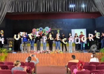 Ministerio de Mujer presenta programa prevención embarazo en adolescentes