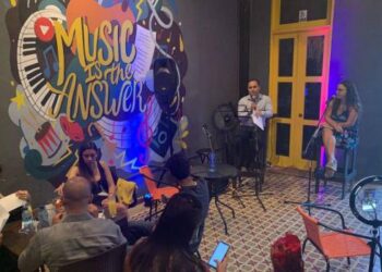 La escritora María Carla Picón presenta su poemario Mareas