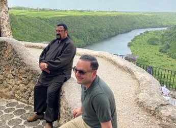 A Steven Seagal le sorprende “el fanatismo moderado” de los dominicanos