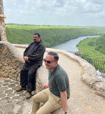 A Steven Seagal le sorprende “el fanatismo moderado” de los dominicanos