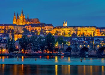 Praga prohíbe los tours nocturnos de bares y busca atraer a turistas más «cultos»
