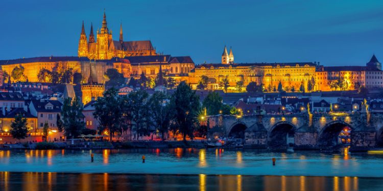 Praga prohíbe los tours nocturnos de bares y busca atraer a turistas más «cultos»