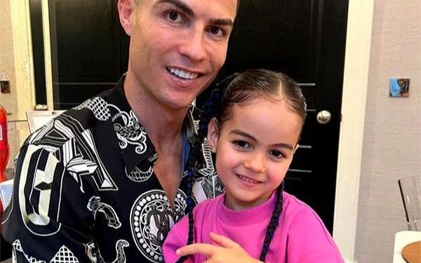Hija de Cristiano Ronaldo se vuelve viral por cantar un tema de Céline Dion